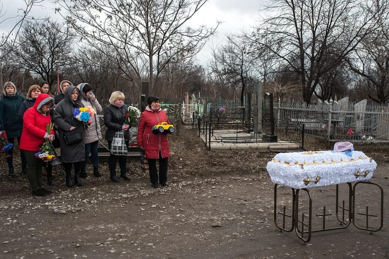 Детские похорони. Кладбище Енакиево. Похороны детей в Донецке в 2014.