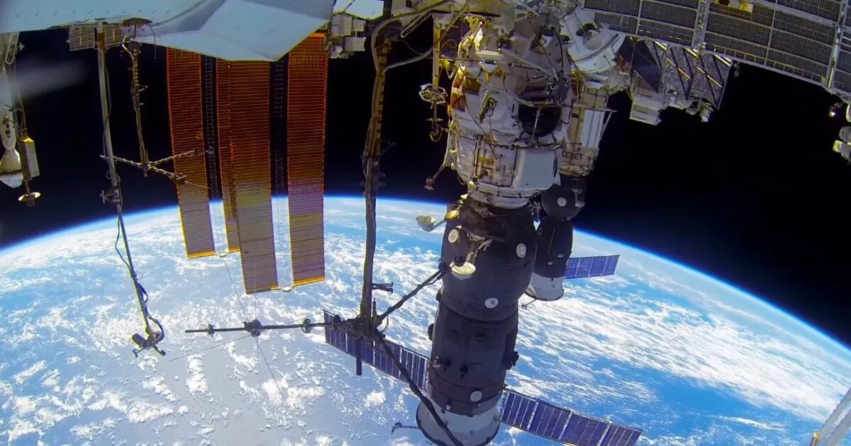 Высота до мкс. Земля с орбитальной станции. Мкс находится на высоте. Космическая станция. Орбита мкс высота.