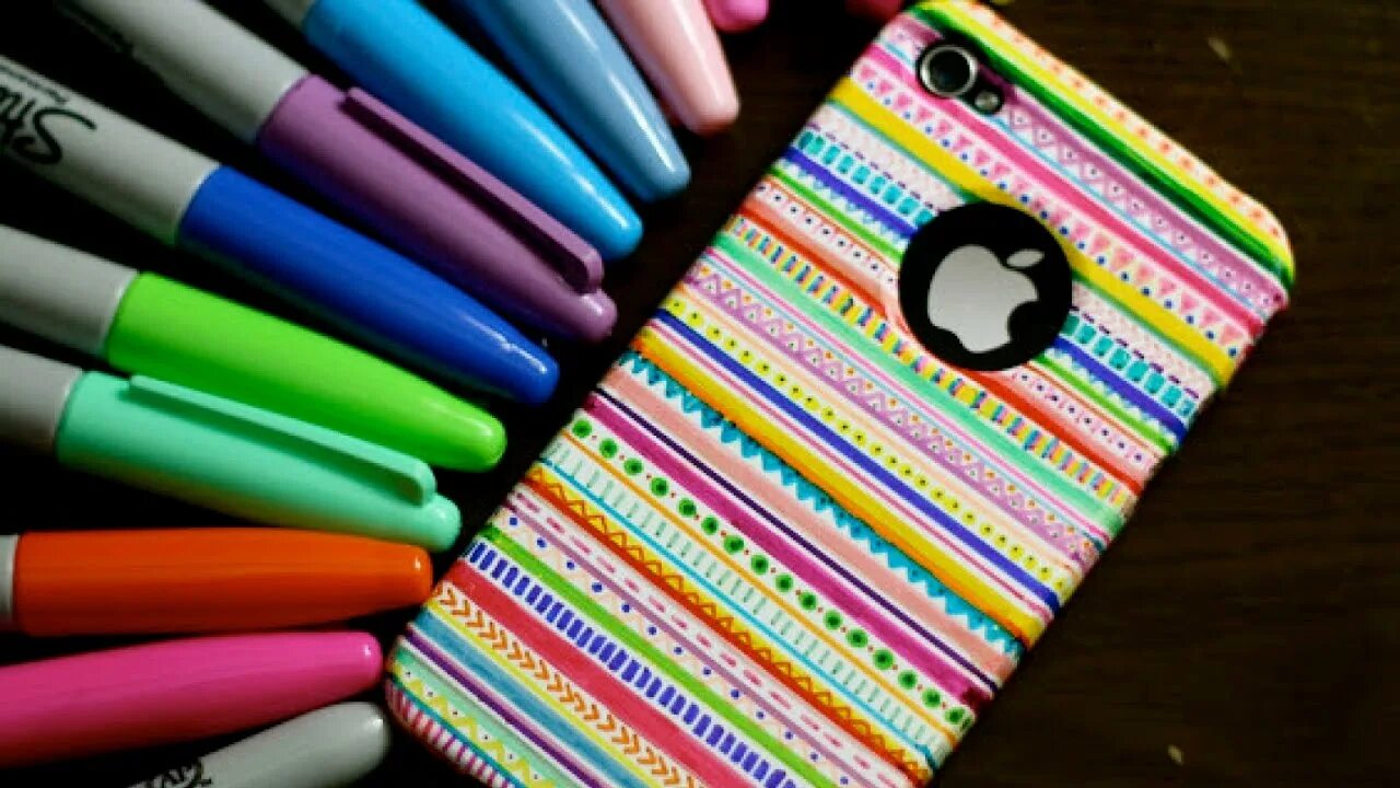 Идеи для чехла на телефон. Смартфон в руке. Включи красить телефоны. Включи красить телефоны. Покрасить чехол для телефона лаком для ногтей.