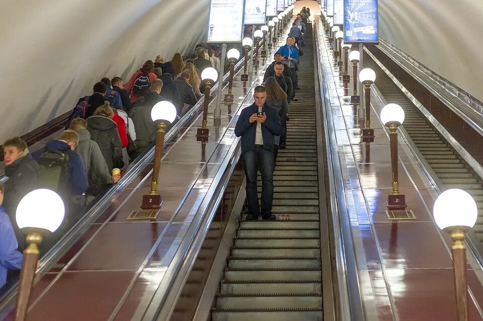 Эскалатор метрополитена поднимает стоящего. Технологический институт эскалатор. Эскалатор станции Технологический институт 1. Эскалаторы Петербургского метрополитена. Технологический институт метро эскалаторы.