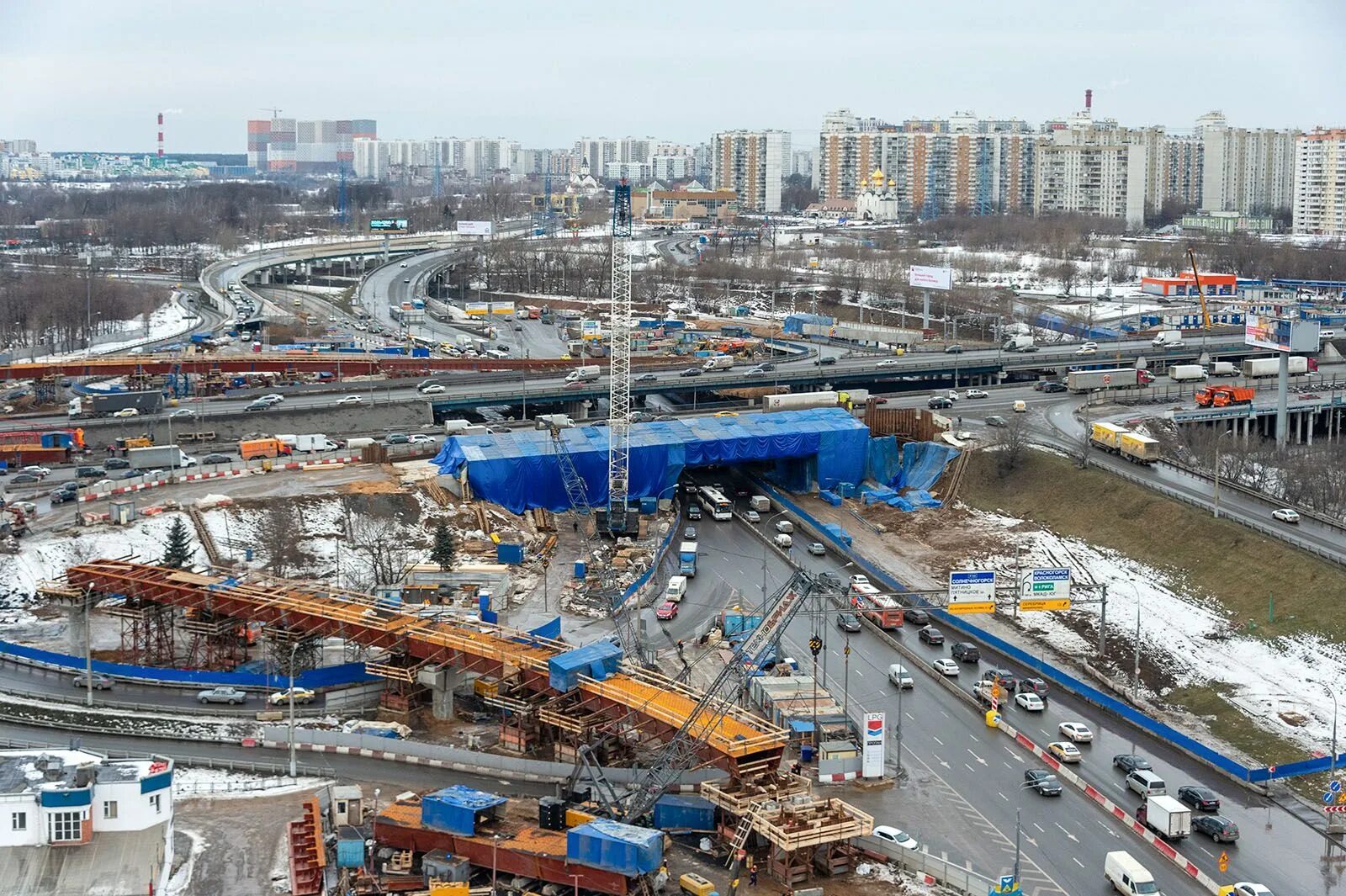 Стройка Волоколамское шоссе. МКАД Волоколамское шоссе. Волоколамское шоссе реконструкция путепровода. Эстакада МКАД Волоколамское шоссе.