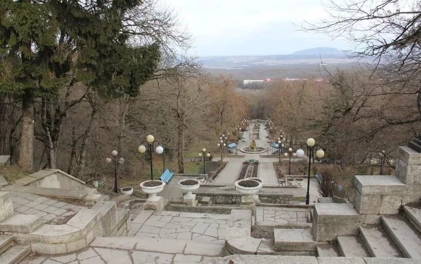 Температура в железноводске. Каскадная лестница Железноводск ранней весной. Каскадная лестница Железноводск апрель. Каскадная лестница Железноводск март. Новая каскадная лестница в Железноводске.