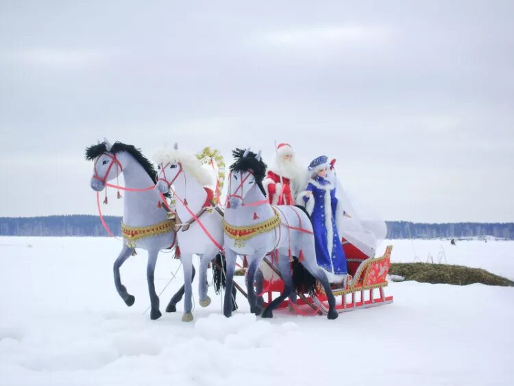 3 коня деда мороза. Дед мороз и снегурочка на тройке лошадей. дед мороз и снегурочка на санях. сани деда мороза и снегурочки. лошадь с санями.