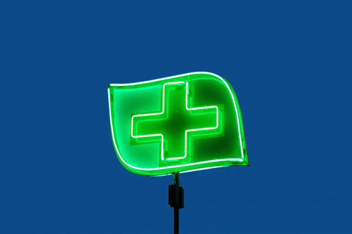 Зеленый свет аптека. Рекламный крест для аптеки. Зеленый цвет в рекламе аптек. Реклама аптечный крест. Световой крест аптека.