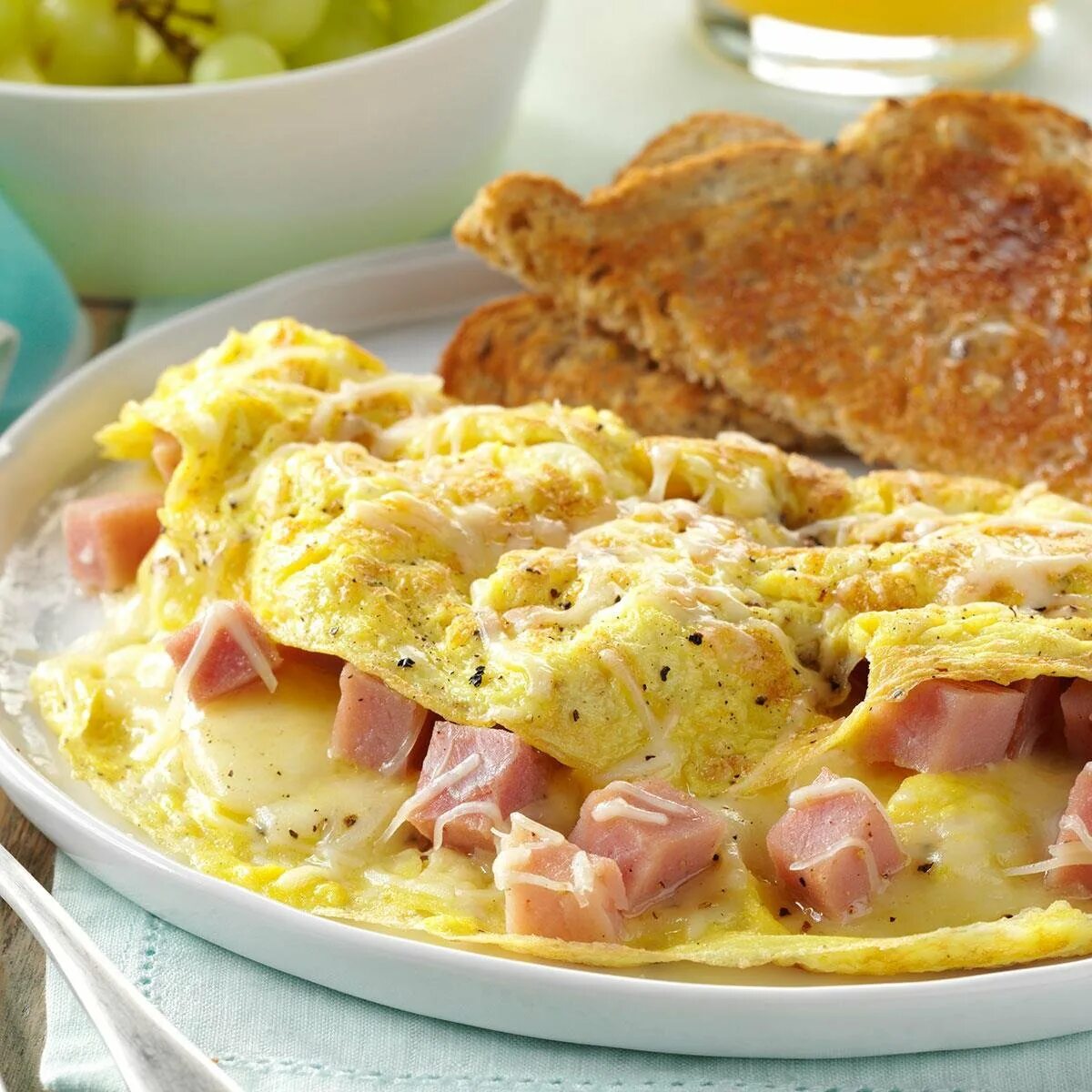 Скрэмбл с ветчиной. Омлет Скрэмбл. Яичный Скрэмбл. Ham and Cheese Omelette. Легкие домашние блюда