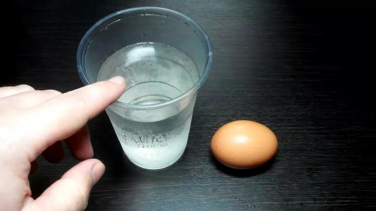 Яйцо в стакане. Яйцо в воде. Сырые яйца в стакане. Яйцо в уксусе.