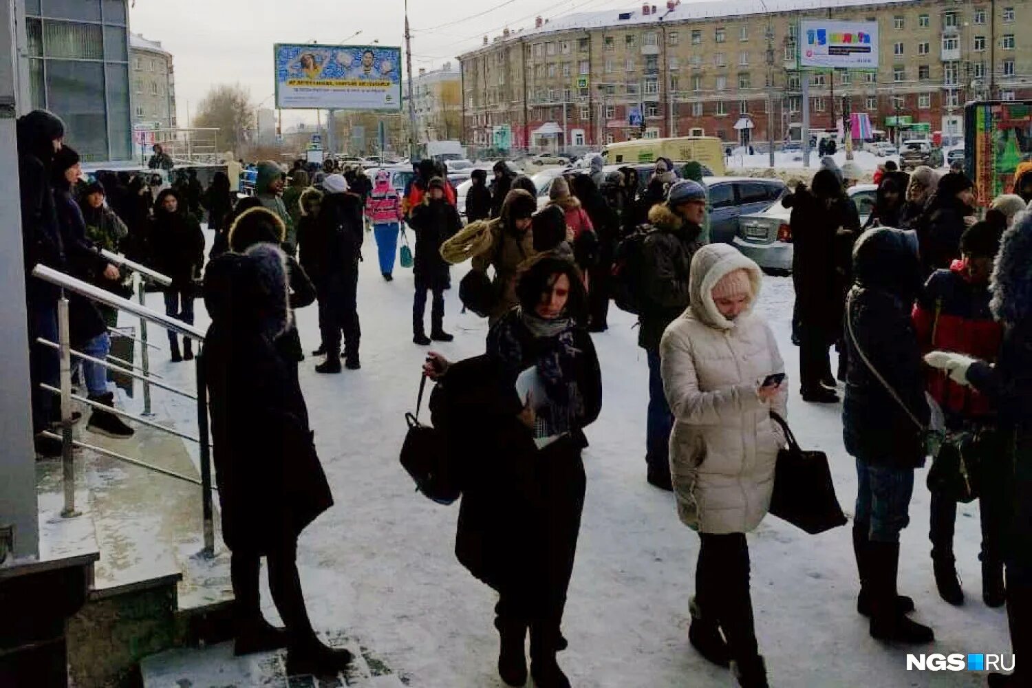 Начинается эвакуация. Эвакуация людей. человечки эвакуация людей. новосибирск много людей. сан-сити новосибирск эвакуация.