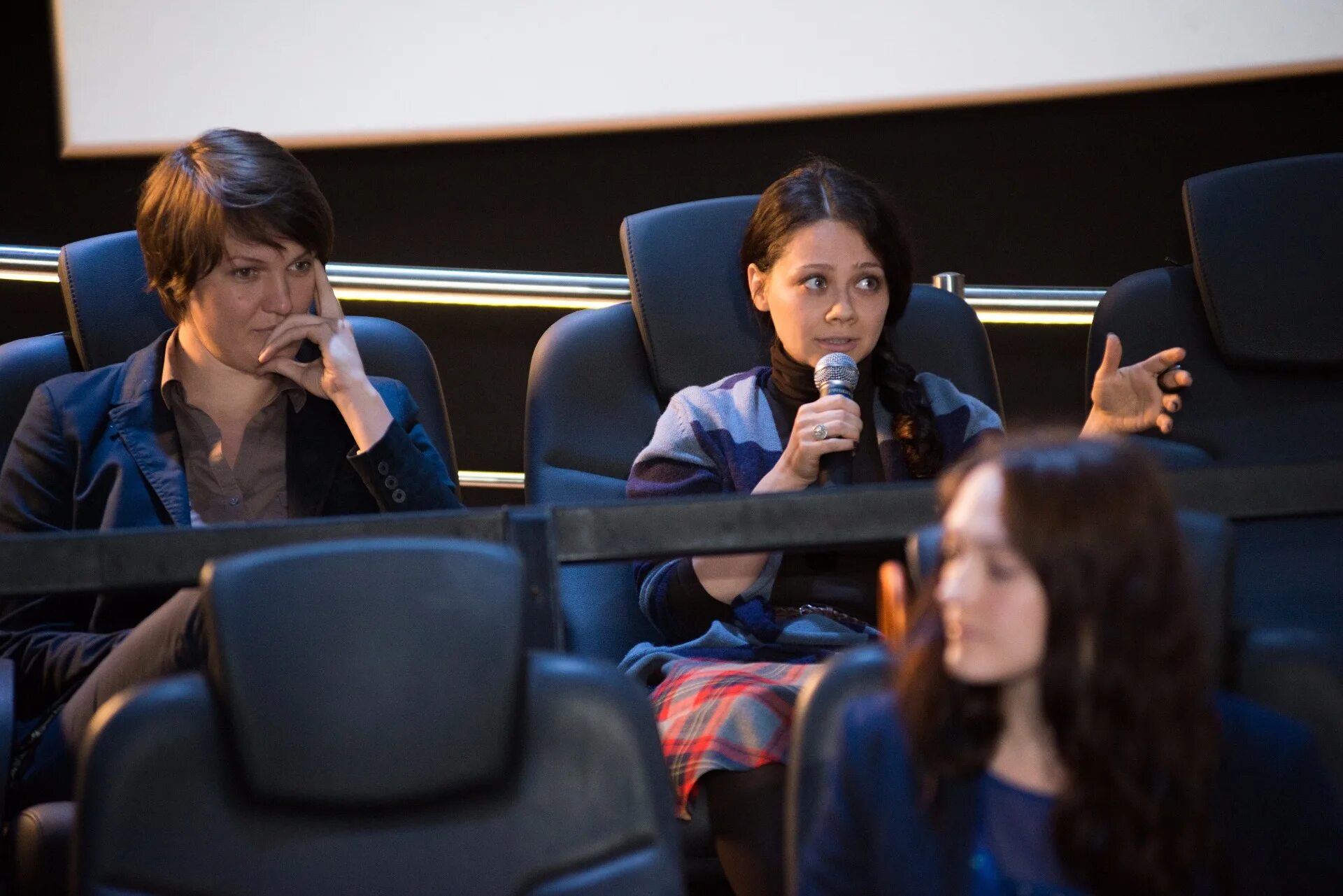 Обсуждение фильма. Дети в кинотеатре. Обсуждение фильма. Кадр из фильма клуб анонимных киллеров. Обсуждение фильма.