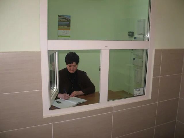 Консьержка в подъезде. Помещение консьержа. Окно охранника. Окно консьержа. Окно для охраны с форточкой.