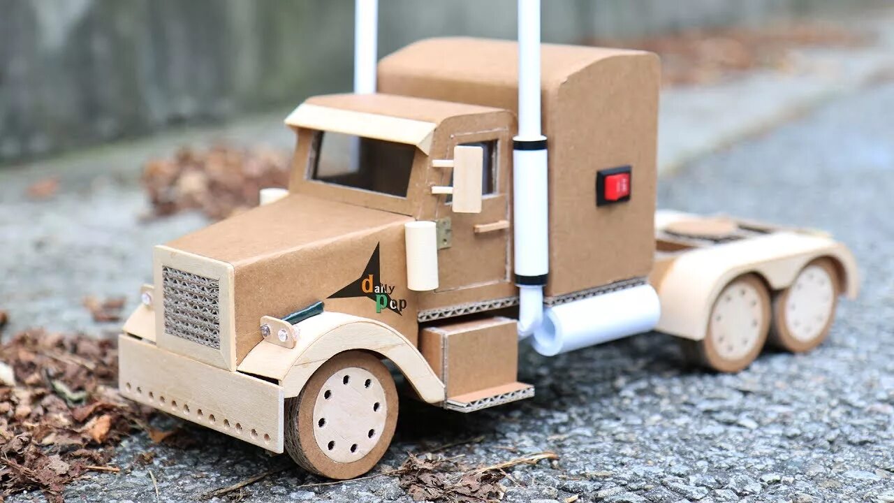 Постройте грузовик. Модель грузовика из картона. Грузовик с картоном. Грузовичок из картона. Грузовик из гофрокартона.