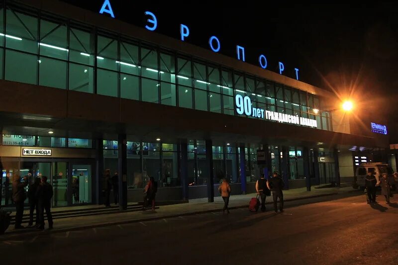 Аэропорт омск телефон. Аэропорт имени Карбышева. Аэропорт Омск. Омск аэропорт ночью. Омский аэропорт Центральный.