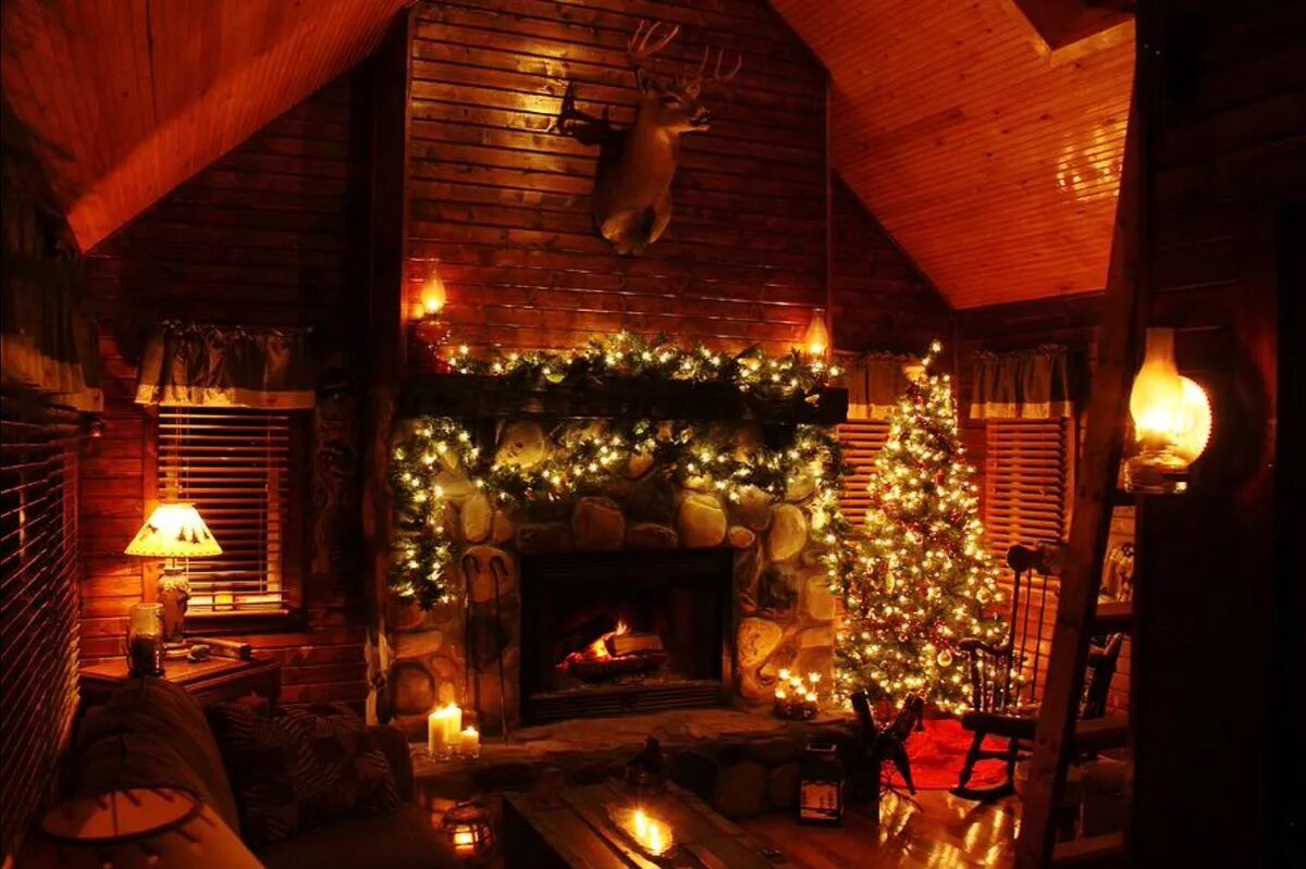 Уютная гостиная вечером. Уютный свет в интерьере. Уютная гостиная в стиле шале. Гостиная в доме вечером. Уютная комната с камином зимой.