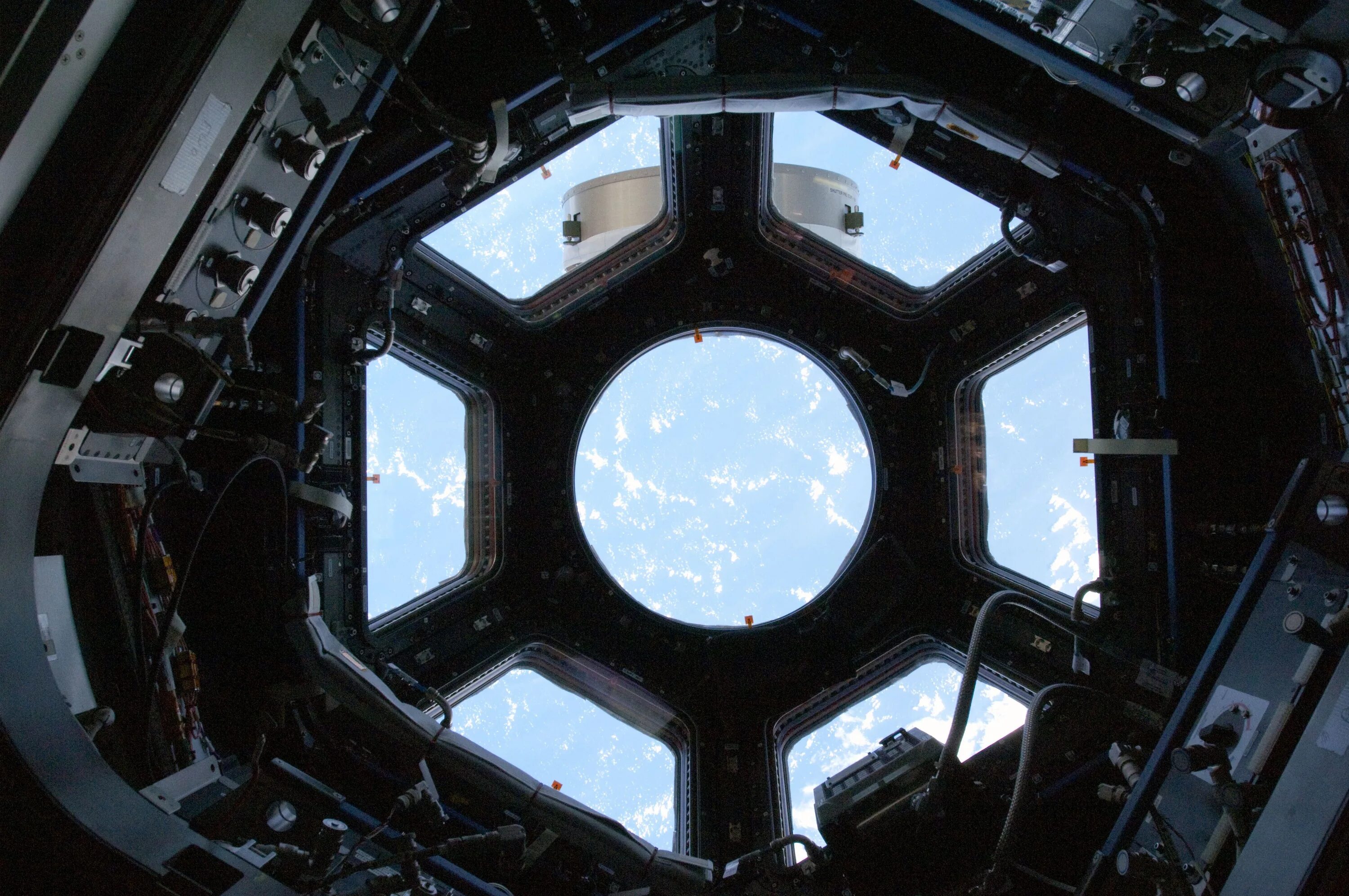 Space station. Модуль МКС «купол» (Cupola). КИБО (модуль МКС). Панорамный модуль МКС. Модуль МКС «купол» (Cupola) изнутри.