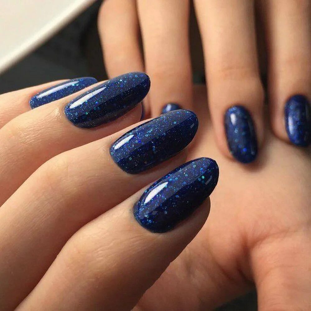 Синие ногти с блестками. Ногти синие с блестками. Синие ногти маникюр с блестками. Маникюр синий с блестками. Темно синие ногти.