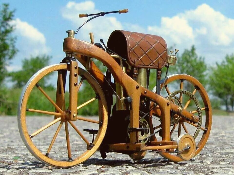 В каком году изобрели первый деревянный велосипед. Daimler reitwagen 1885 мотоцикл даймлера. первый мотоцикл готлиба даймлера. мотоцикл готтлиб дайммер. мотоцикл даймлера с двс 1885 года.