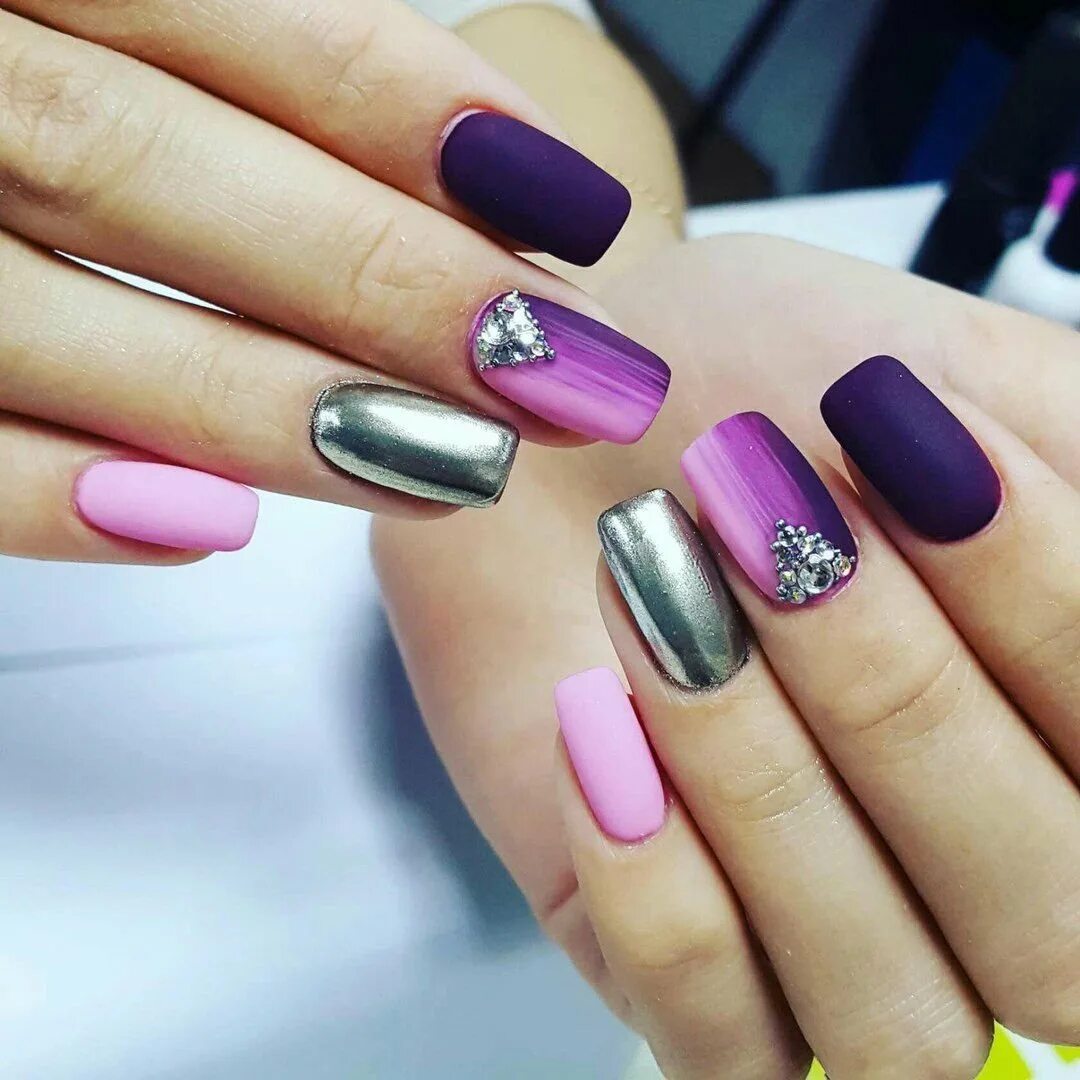 Модные новинки ногтей. Фиолетовый маникюр. Фиолетовые ногти. Маникюр фиолетовый с розовым. Сиреневые ногти.