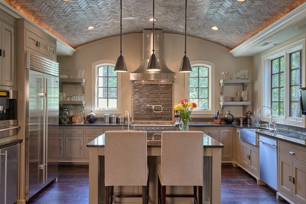 Кессонный потолок на кухне. Потолочные балки на кухне. Деревянные балки на потолке кухни. Кухня с балкой на потолке. Панельный потолок на кухне.