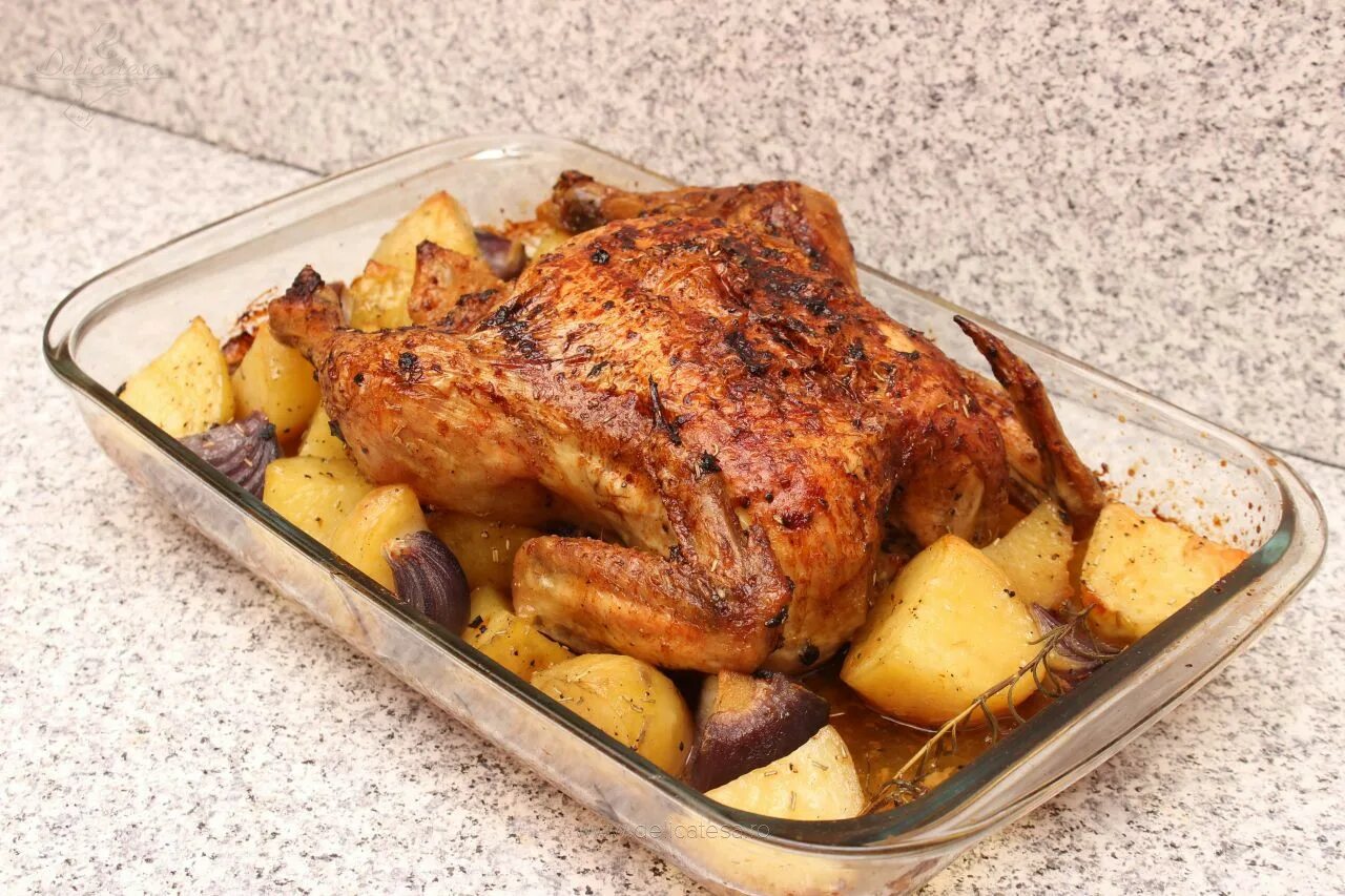 Картошка с курой в духовке. Запеченная курица с картошкой в духовке. Курица запечённая в духовке с картофелем. Запеченный картофель с курицей.