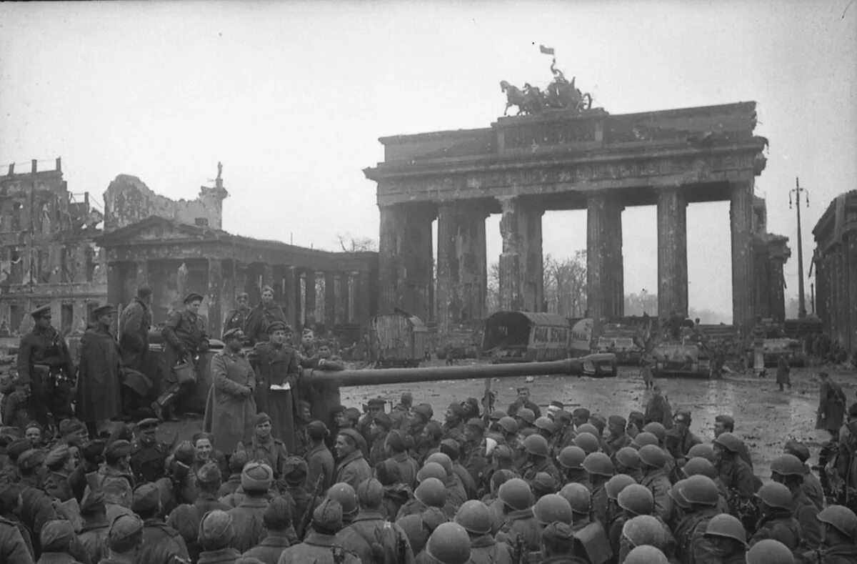 Победа в вов. Бранденбургские ворота Берлин 1945. Евгений Долматовский Берлин 1945. Берлинцы май 1945 Берлин. Бранденбургские ворота в Берлине 1941