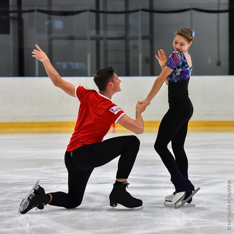 Камила валиева exogenesis symphony. Тарасова морозов фигурное катание. Астахова рогонов. Фигурист инстаграм. Позы для фото на льду.