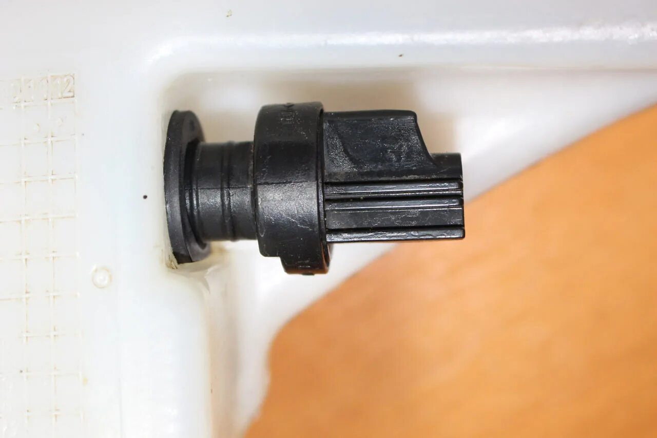 Форсунки стеклоомывателя ford focus 1. Форсунки омывателя лобового стекла форд фокус 2. Моторчик омывателя форд фокус 2. Тройник форсунки омывателя форд куга 2. Моторчик омывателя лобового стекла фокус 2.