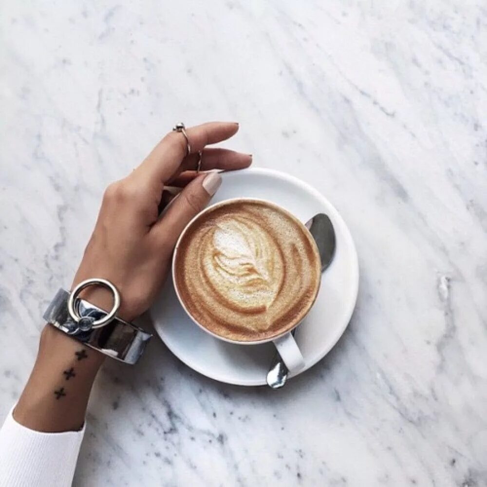 Утро ладонь. Кофе в руках. Стильные чашки для кофе. Стильный кофе. Чашка кофе в руках.