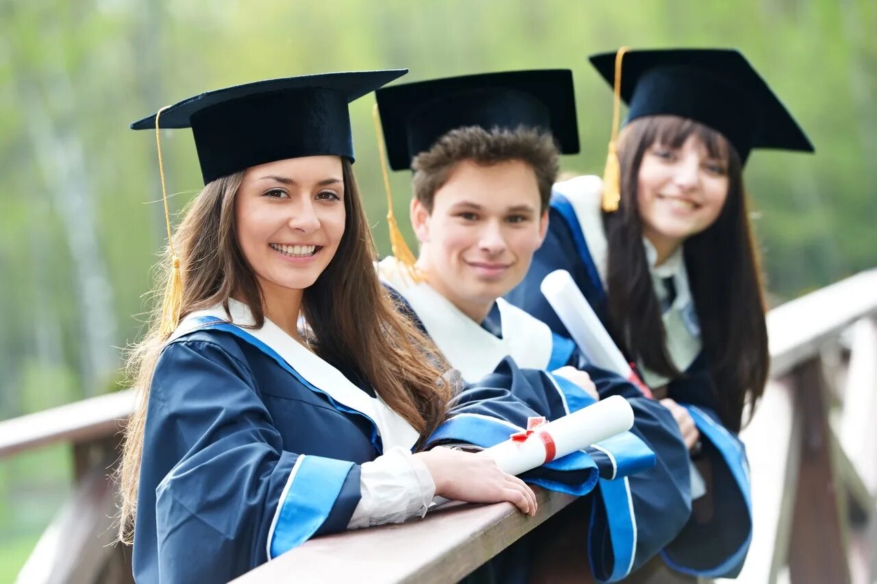 Graduating student is. Выпускники колледжа. Выпускники Оксфорда. Студенты в вузе. Выпускник вуза.