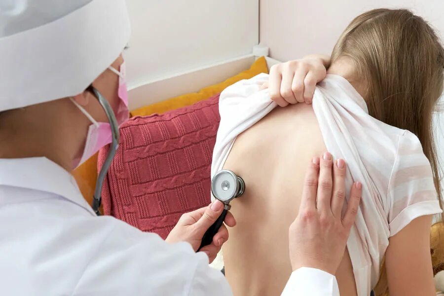 Доктор осматривает пациента. Врач прослушивает девочку. Стетоскоп врача. Прослушивание стетоскопом девочку. Врач слушает девушку.