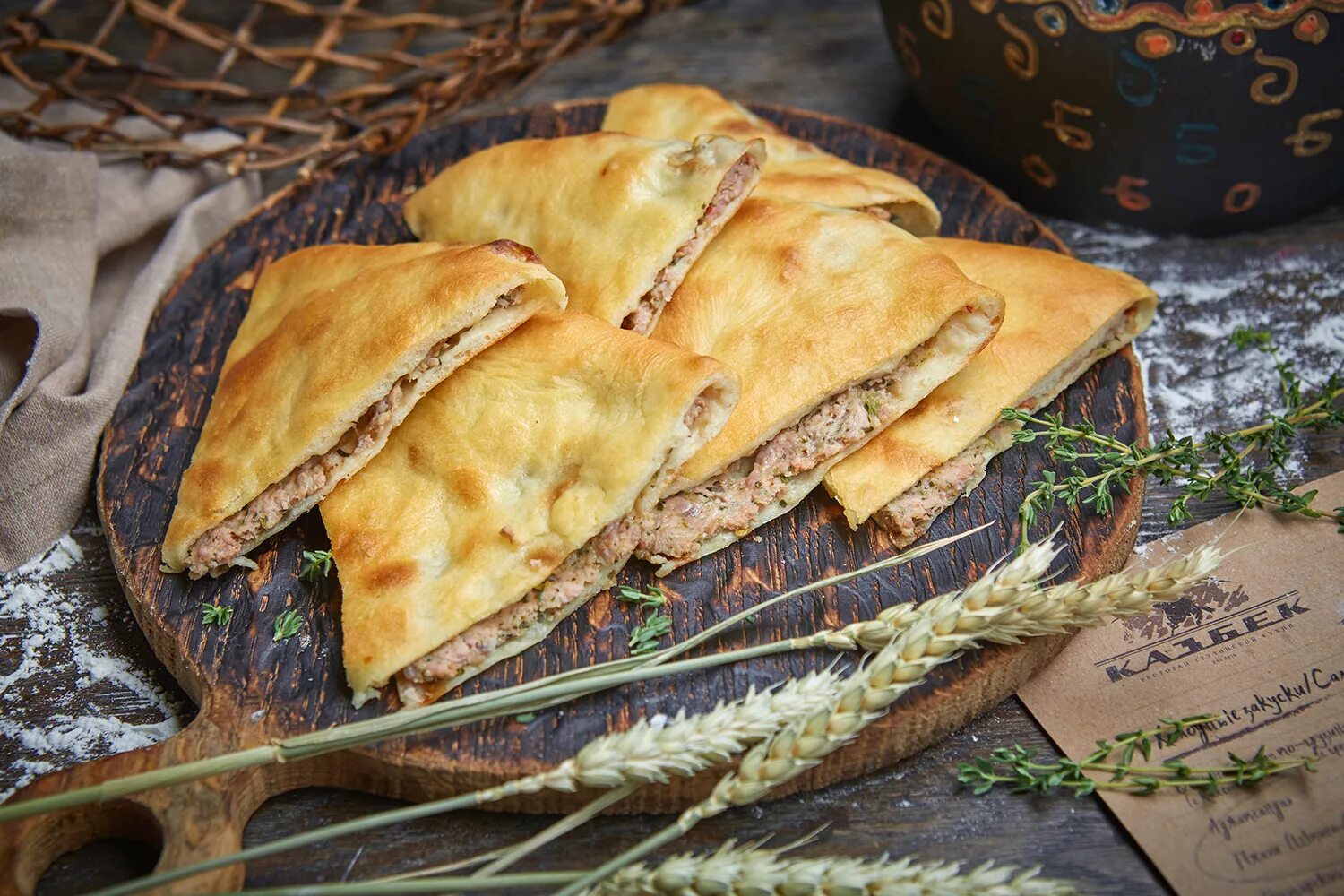 Тонкое тесто с мясом. Хачапури кубдари. Сванская кухня кубдари. Грузинский пирог кубдари. Кубдари по-грузински.