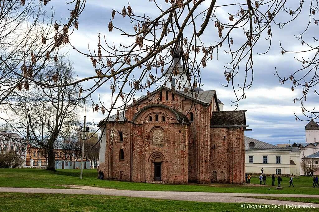 Великий Новгород достромичательности. Великий Новгород достопримечательности. Старинные здания Великого Новгорода. Церковь Параскевы-пятницы на торгу.