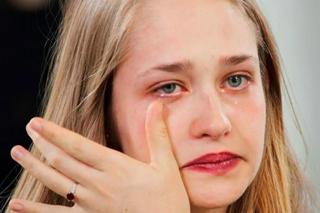 Плачущие люди. Заплаканное лицо девушки. Девушка плачет картинки. Девушка сдерживает слезы. Заплаканные фото