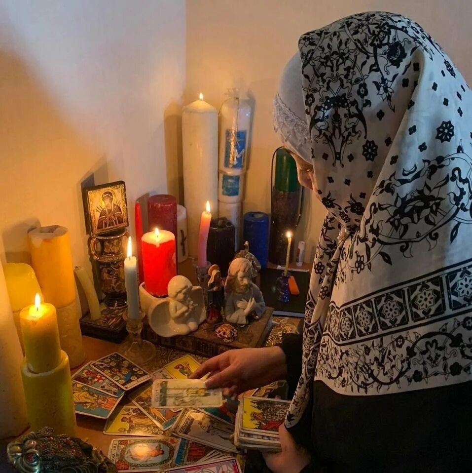 гадание приворот есть. ясновидящая свечи. магический ритуал. магические свечи. гадальные фото приворот.