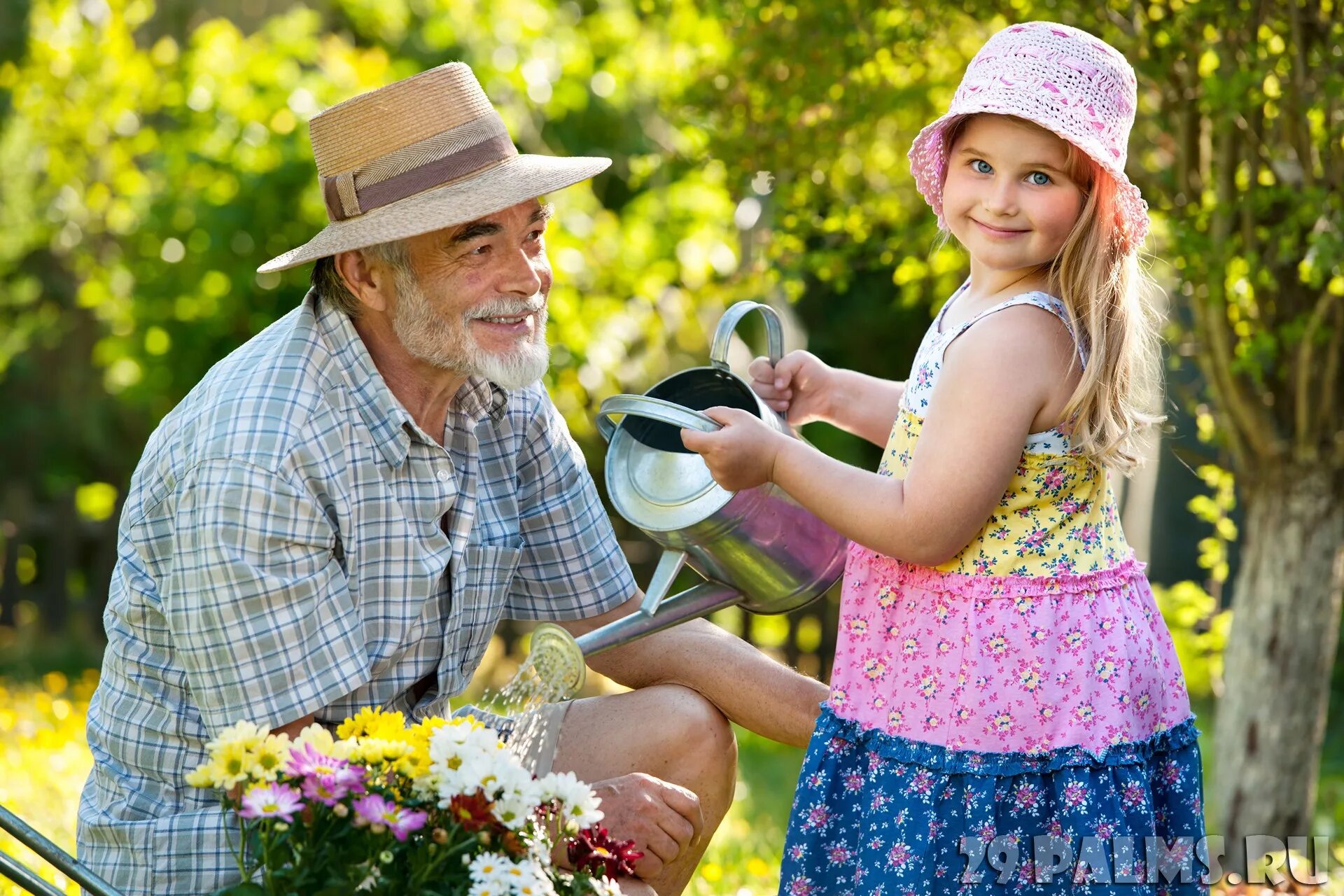 Дедушка и внучка. Счастливый дедушка. Счастливый дедушка с внучкой. Бабушка и дедушка в саду.
