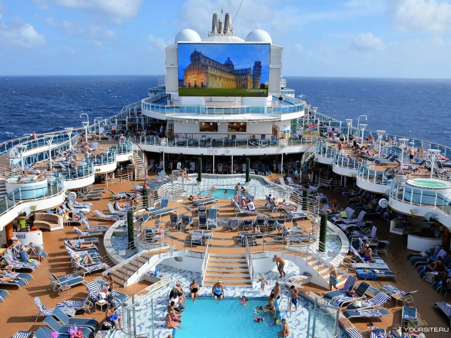 Круиз по морю на лайнере. Круизный лайнер карибиан. лайнер princess роял карибиан. royal caribbean круизы. круиз на лайнере по карибскому морю.