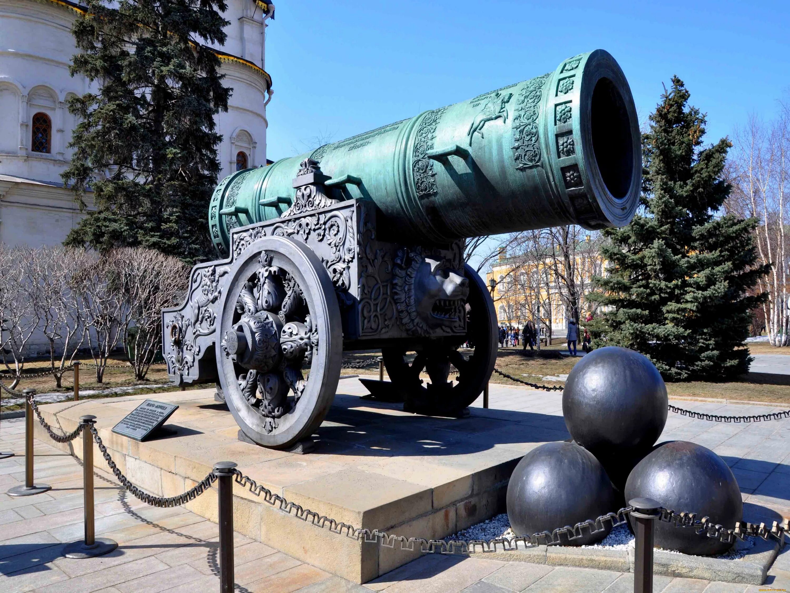 Памятник царь пушка в Москве. Памятники России царь пушка.