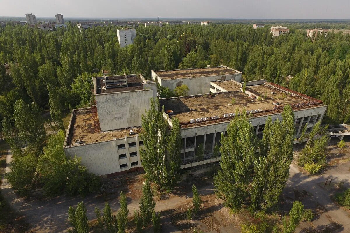 Чернобыль фото. Припять ЧАЭС сейчас. Чернобыльская АЭС И город Припять. Припять ДК Энергетик крыша. Чернобыль сейчас.