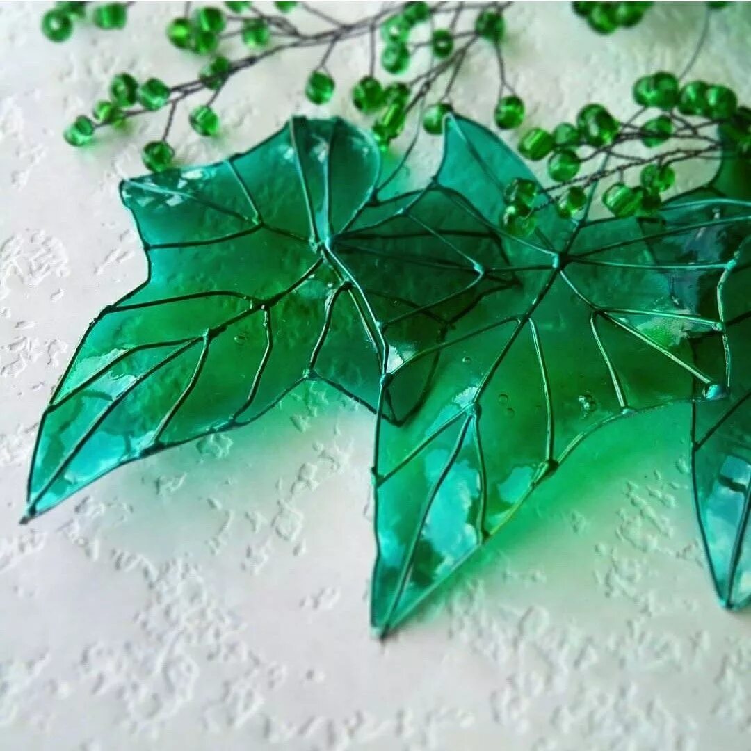 Ветки из пластиковых бутылок. Листочки из пластика. Листья из пластмассовых бутылок. Листочки из пластиковых бутылок. Сделать листья из бутылки.