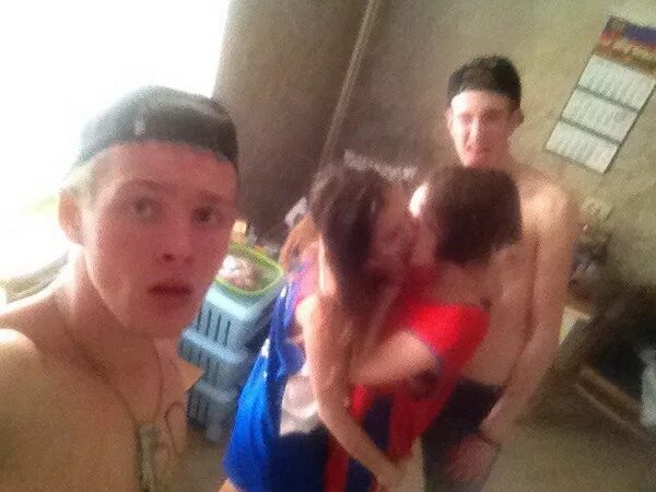 Пацаны в сауне. Парни решили развлечься. Вечеринка в нижнем белье. Веселые люди в бассейне. Футболисты в сауне.