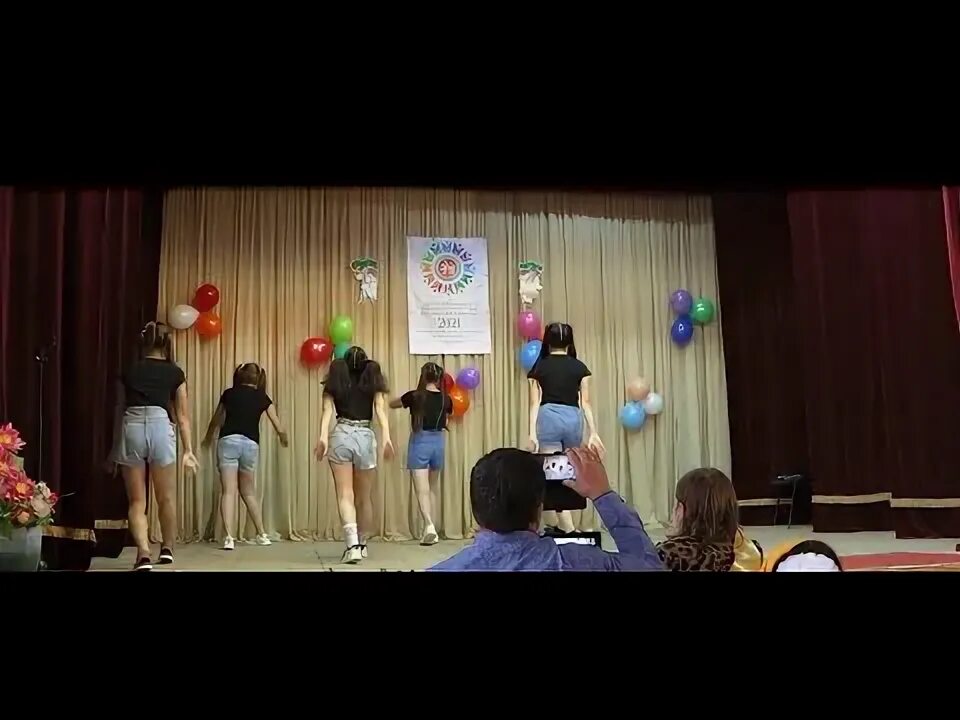 Выпускники школы. Флэшмоб на выпускной. Флэшмоб на выпускной 9. Последний звонок 9 класс. Флешмоб 9 класс 2023.