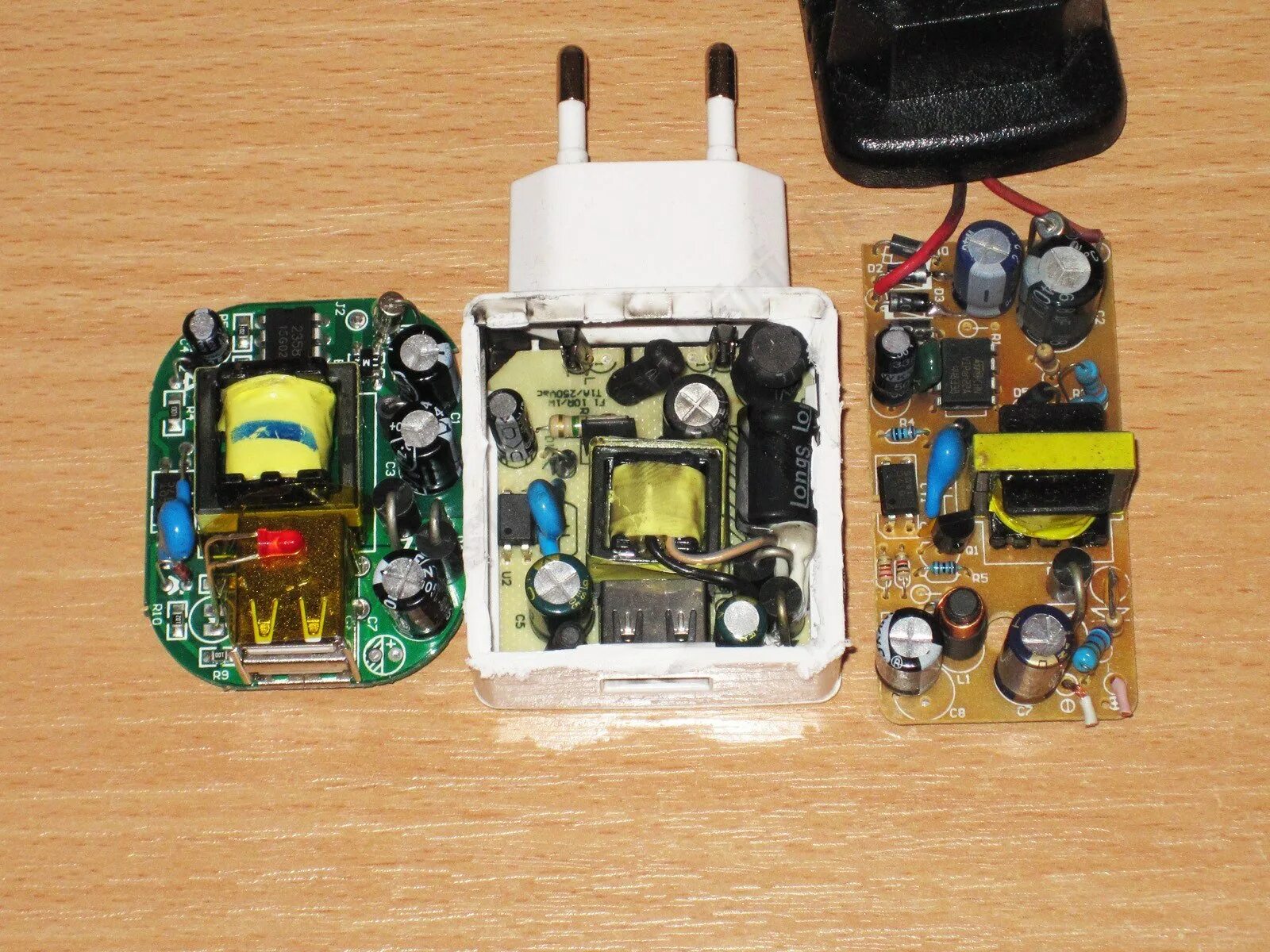 Как разобрать блок питания от телефона. Трансформатор блока питания ноутбука в разборе. Сломанный блок питания. Блок самсунг быстрая зарядка. Разобрать зарядное устройство samsung.