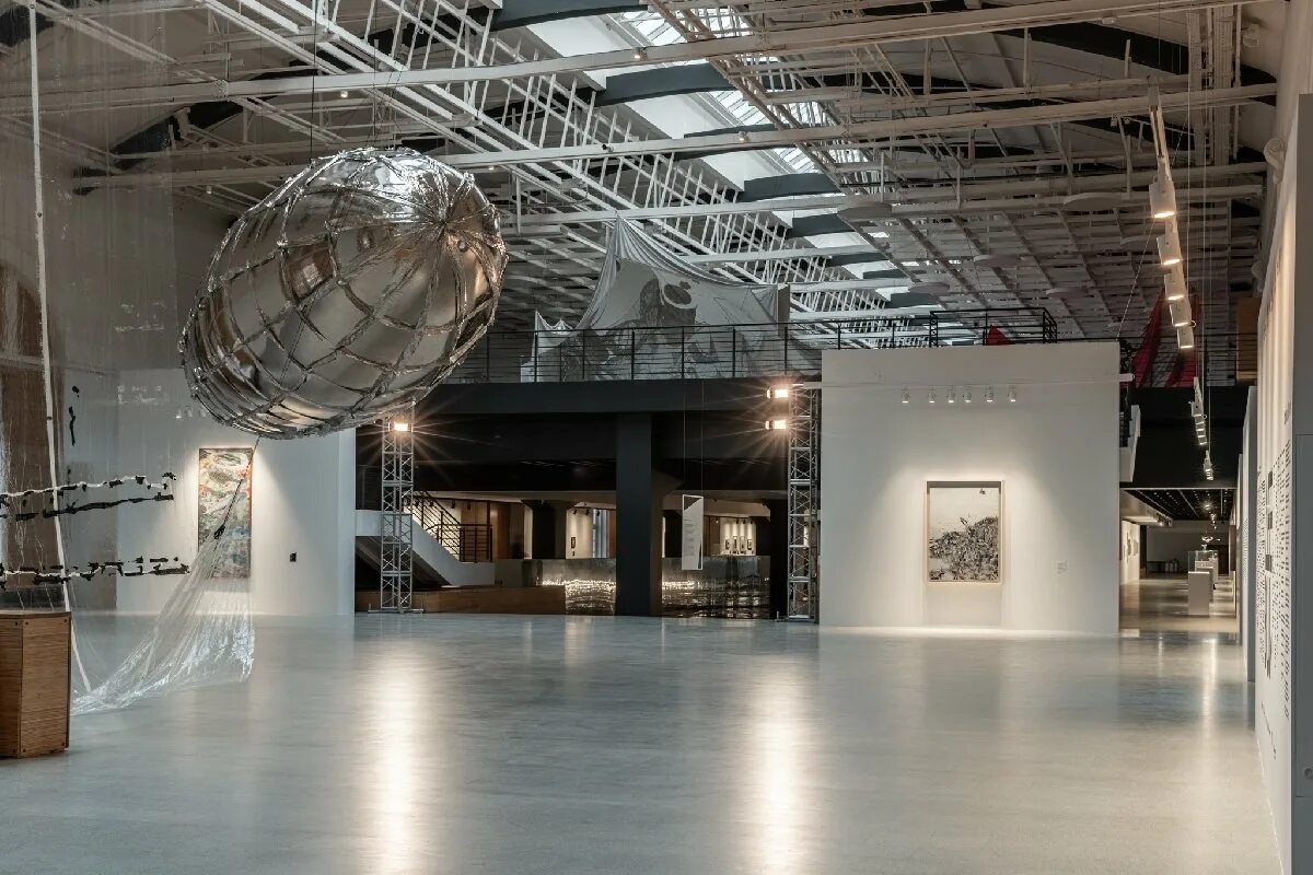 Инженерные выставки спб. Lee bul манеж. Музей манеж Санкт-Петербург. Центральный выставочный зал манеж утопия спасённая. Lee bul «утопия спасенная».