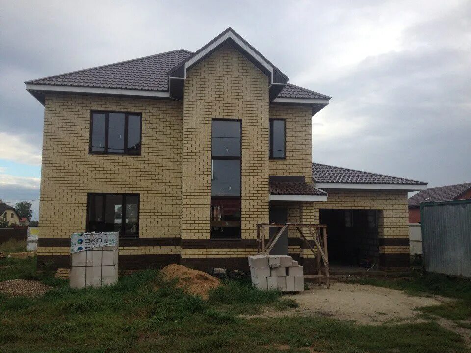 Современный коттедж. Дом 200 человек. Узкий дом с мансардой. Проекты двухэтажных коттеджей. Дом 200 человек.