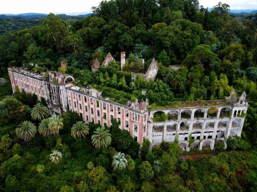 365 комнат в абхазии. Замок князя смецкого абхазия. Дворец князя смецкого в абхазии 1913. 365 комнат в абхазии. Заброшенный дворец князя смецкого в абхазии.