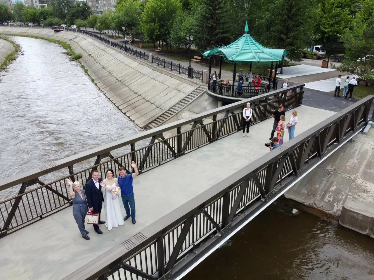 Мост молодоженов. Лужков мост в москве. Молодожены на мосту влюбленных тюмень. Мостик невесты. Скамья примирения на лужковом мосту.