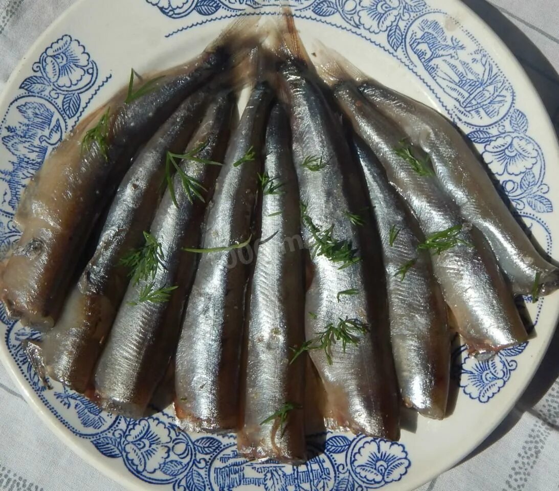 Мойва для жарки на сковороде. Мойва на сковороде. мойва жареная. мойва жареная на сковороде. мойва жареная с луком.