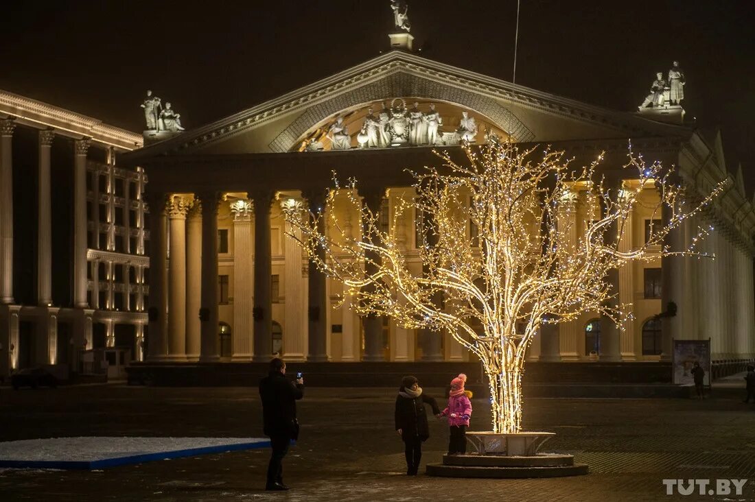 Новогодняя елка на площади. Иллюминация в минске во сколько. Иллюминация в минске во сколько. Иллюминация в минске во сколько. Новогодняя иллюминация в минске 2020.