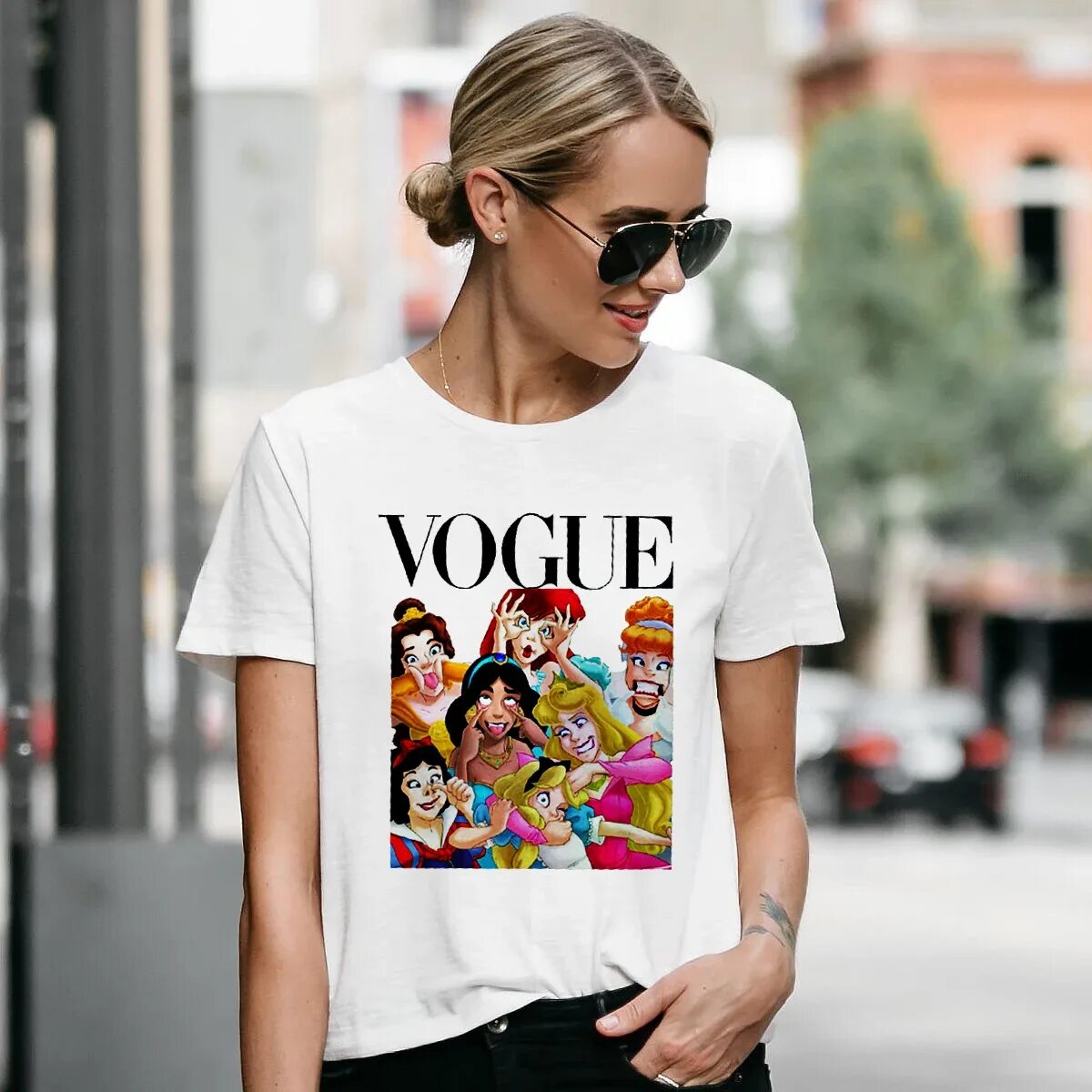 Футболка девушка. Модные футболки с принтом. Футболка женская модная. Модные футболки. Футболки женские стильные.