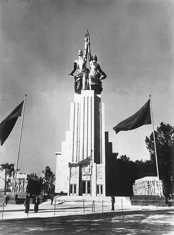 Всемирная выставка в париже 1937. Всемирная выставка в париже мухина. Всемирная выставка в париже 1937 павильон ссср. Рабочий и колхозница в париже. Рабочий и колхозница в париже.