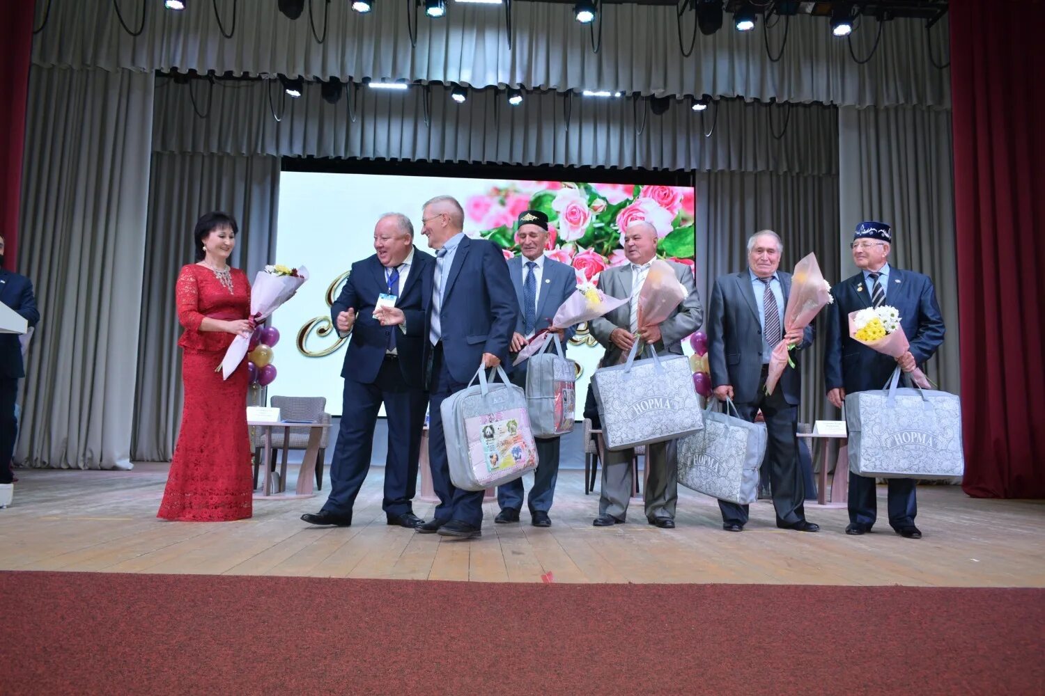 Тюменский колледж производственных и социальных технологий тюмень. Н. Преподаватели нгпи новокузнецк. Моу сош 3 талдом. Втб банк сотрудники банка нижний новгород.