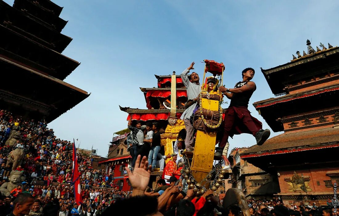 Бискет джатра. Бискет джатра в непале. фестиваль бискет джатра бхактапур. бхактапур непал фестиваль. мачхчхиндра джатра.
